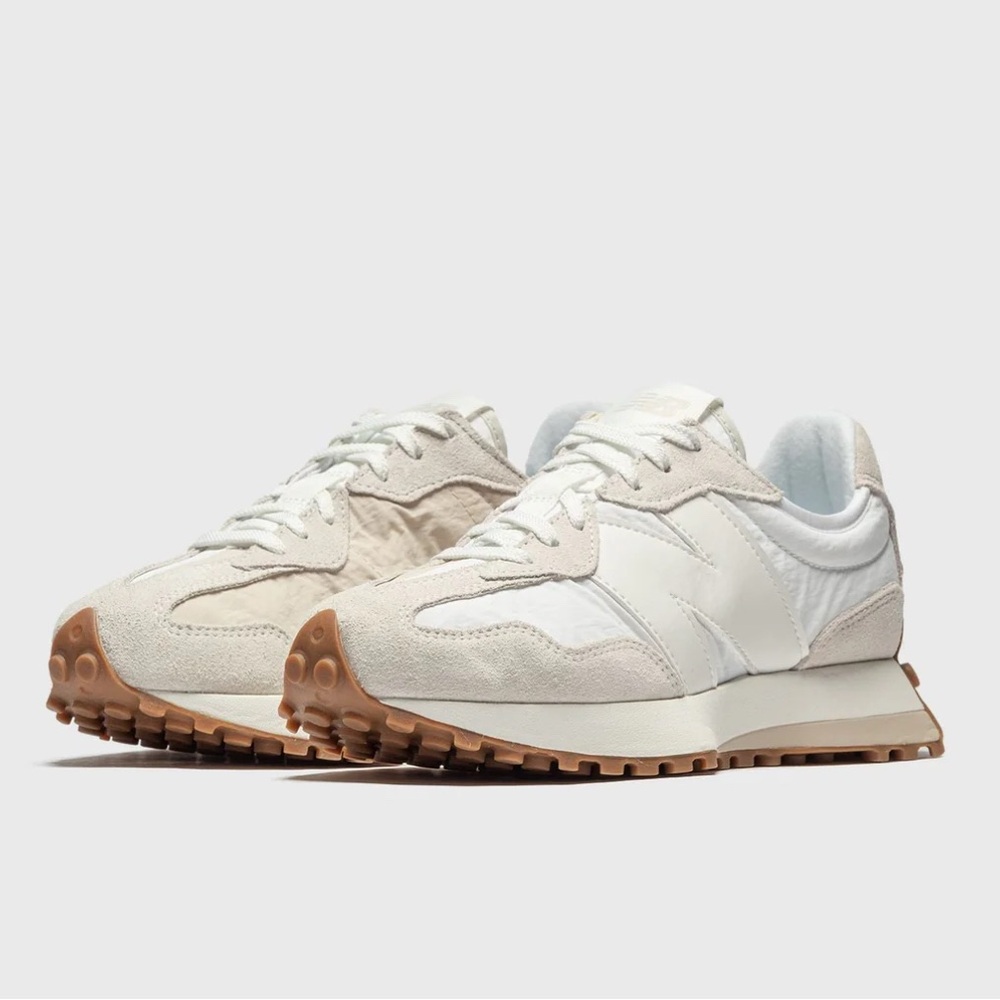 *Brand New* New balance 327 size M7 / W8.5